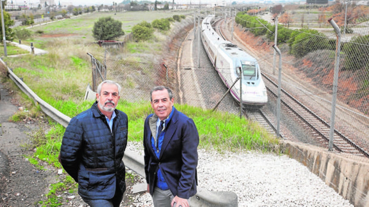 Sánchez y Villena posan delante de la parcela donde irá el parque comercial