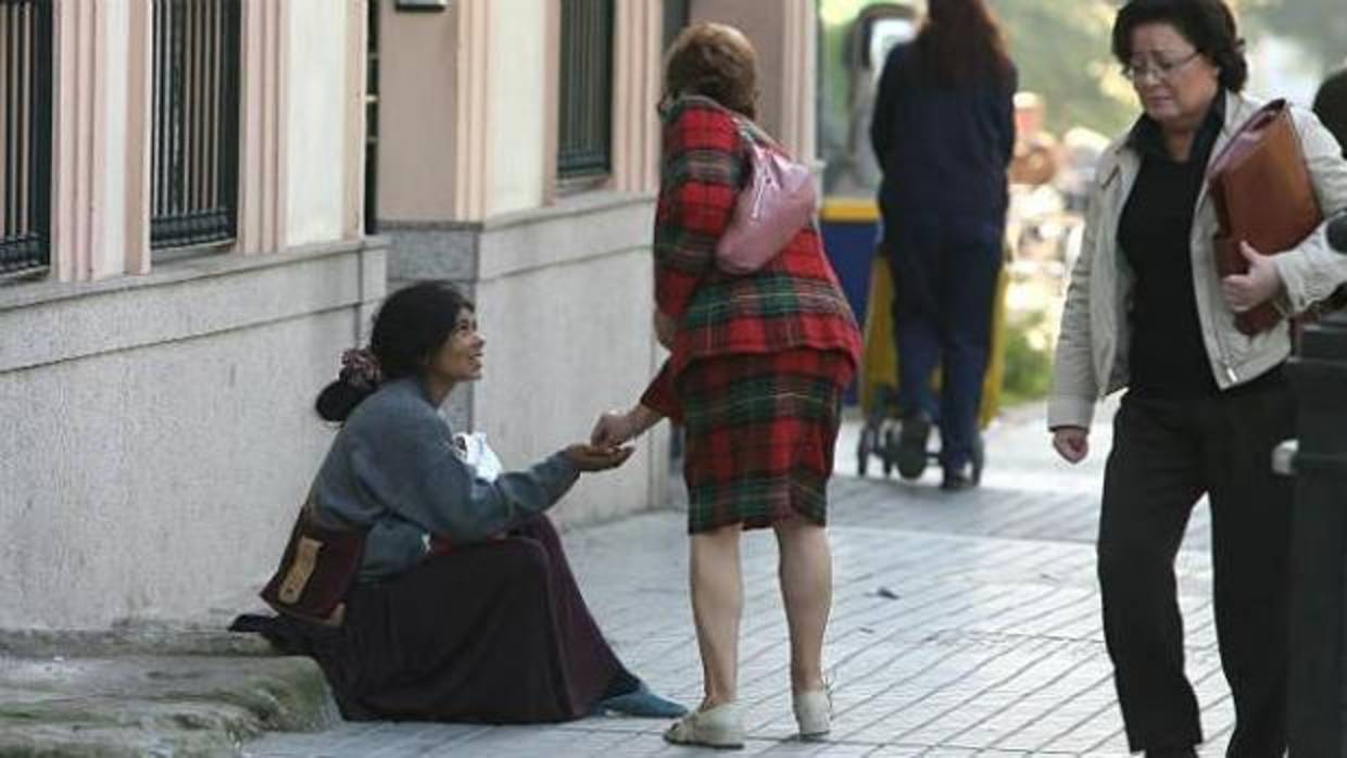 Una mujer mendigando con su bebé