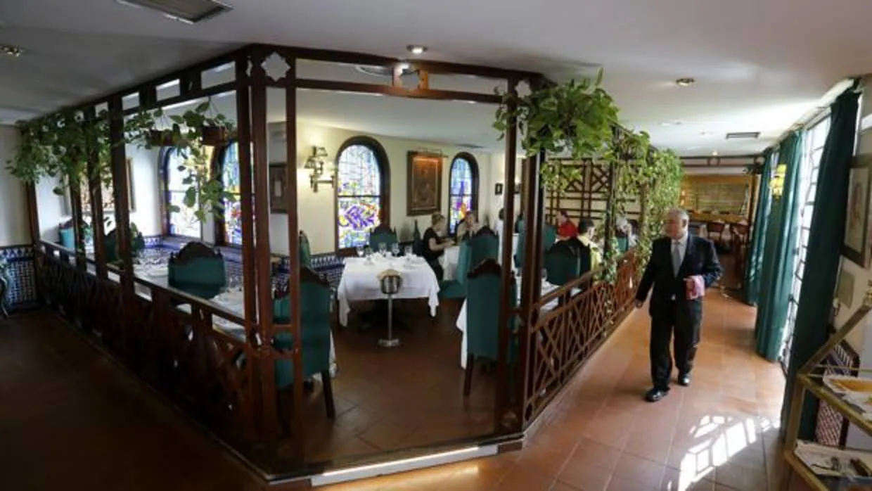 Interior del restaurante El Caballo Rojo de Córdoba en uno de sus salones