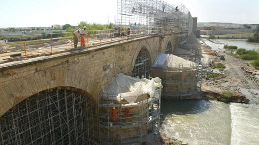Obras en el Puente Romano de Córdoba