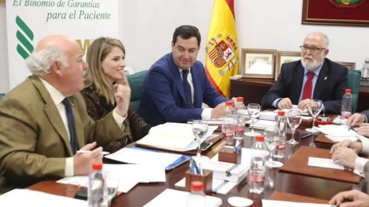 Juanma Moreno durante la reunión que mantuvo este martes con el Consejo Andaluz de Colegios de Médicos