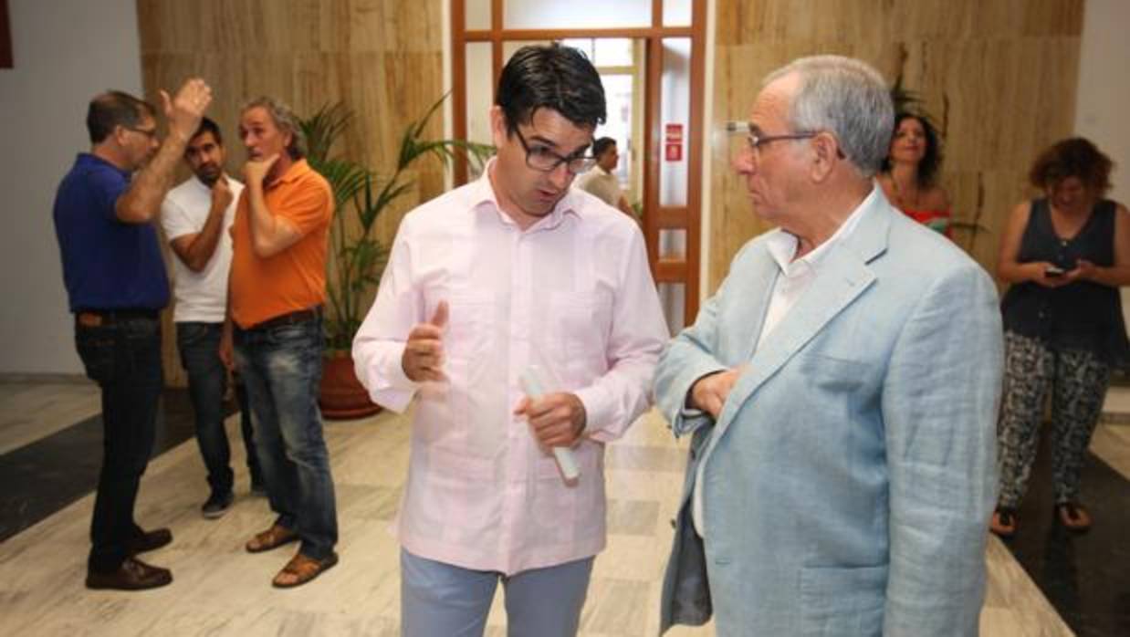 El primer teniente de alcalde, Pedro Garcia (IU), y uno de los ediles de Cs, José Luis Vilches