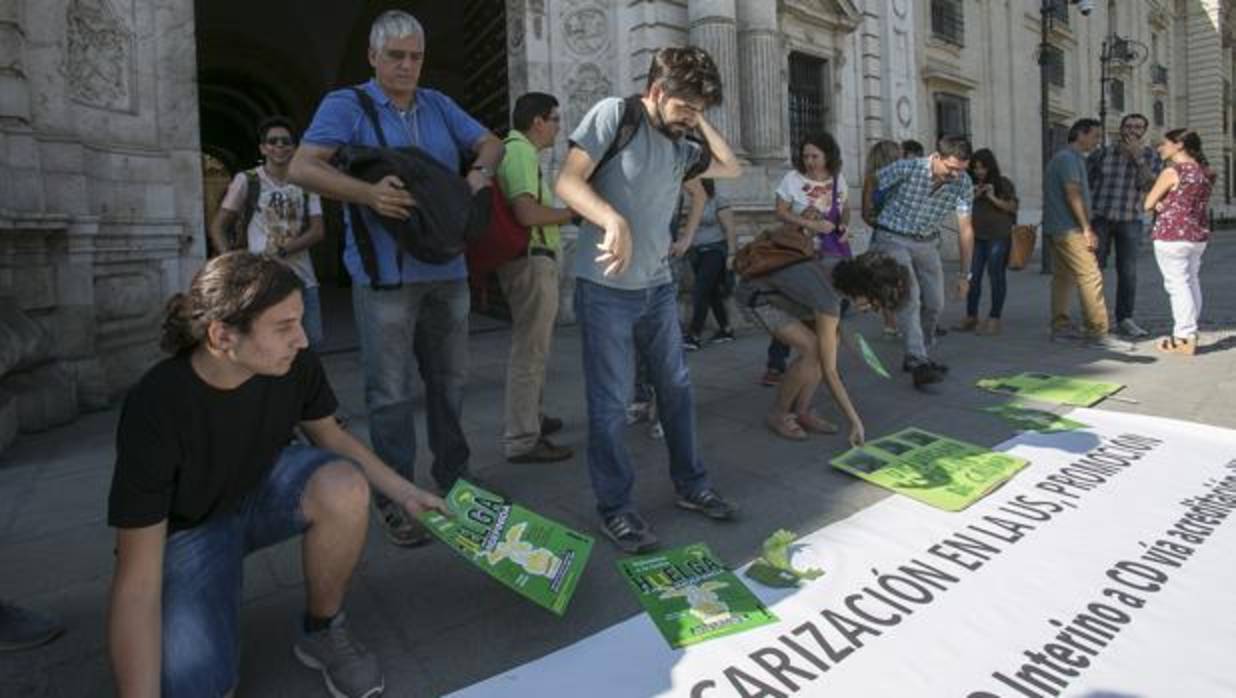 Protesta de profesores interinos en el Rectorado de la Universidad de Sevilla