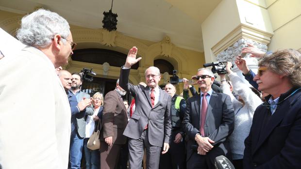 El alcalde de Málaga se abraza a la eternidad