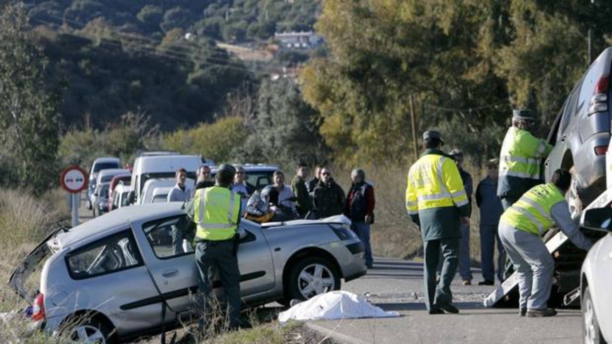 Actuación de la Guardia Civil en un accidente de tráfico con muerto