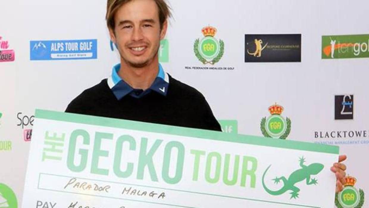 Marcos Pastor, con el cheque de ganador de la prueba del Gecko Tour en Málaga