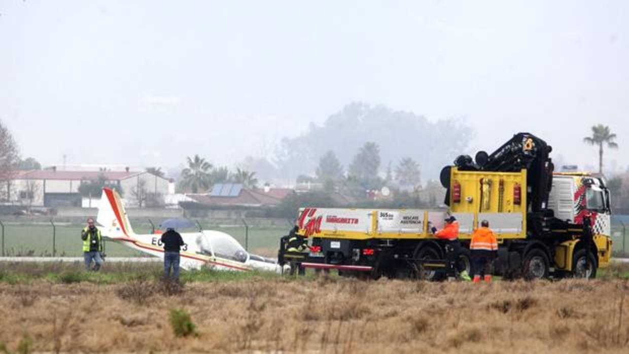 El ultraligero acabó estrellándose dentro del perímetro del aeropuerto