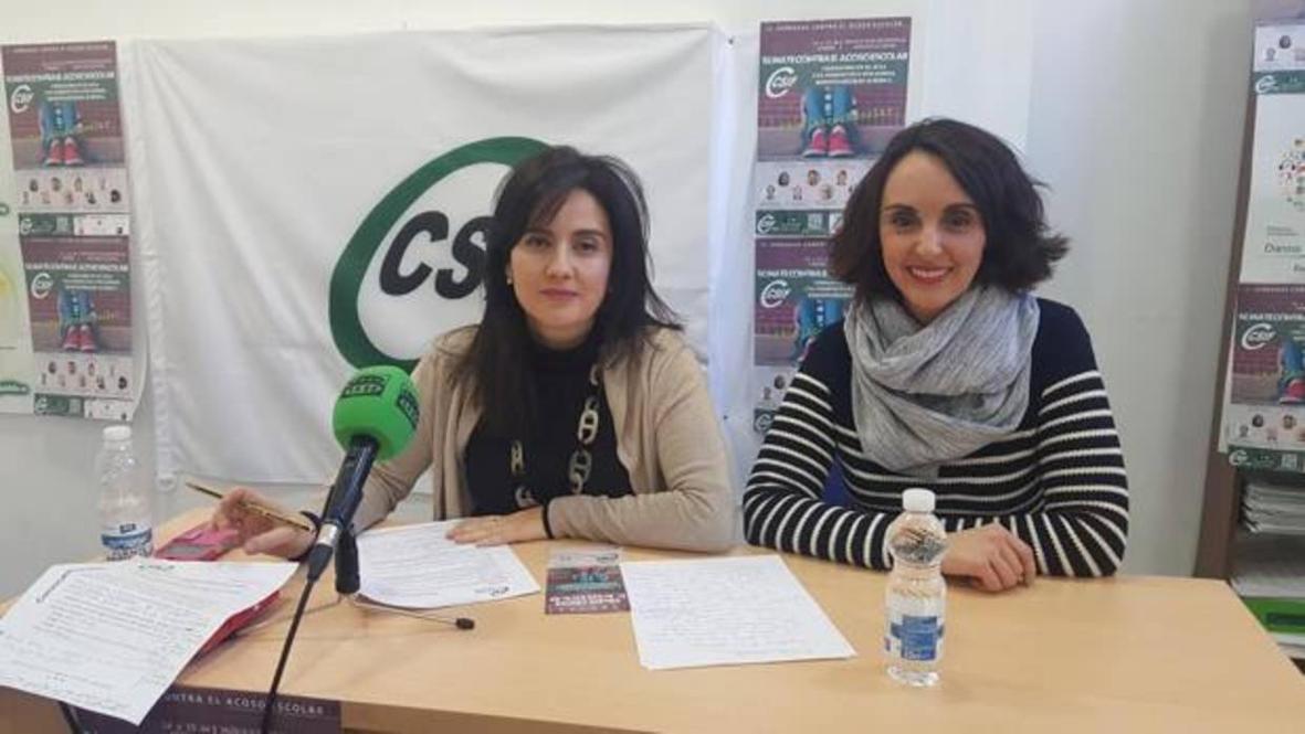Elena García (izquierda), en la sede del CSIF de Córdoba