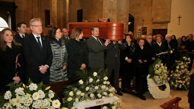 Centenares de personas despiden a Pablo García Baena en la iglesia de San Miguel de Córdoba