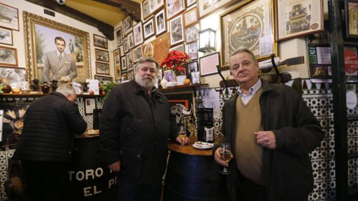 Javier Tafur y Vic en la taberna El Pisto