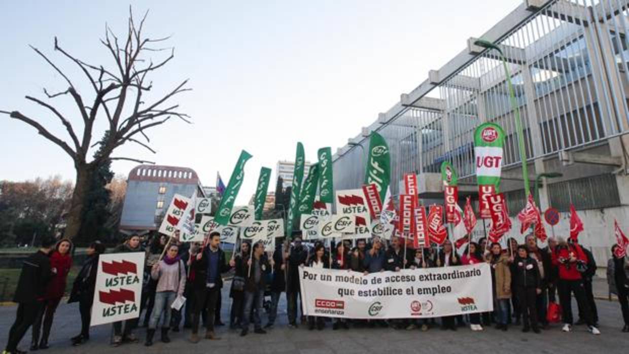 Concentración de docentes convocados por los sindicatos ante la Subdelegación