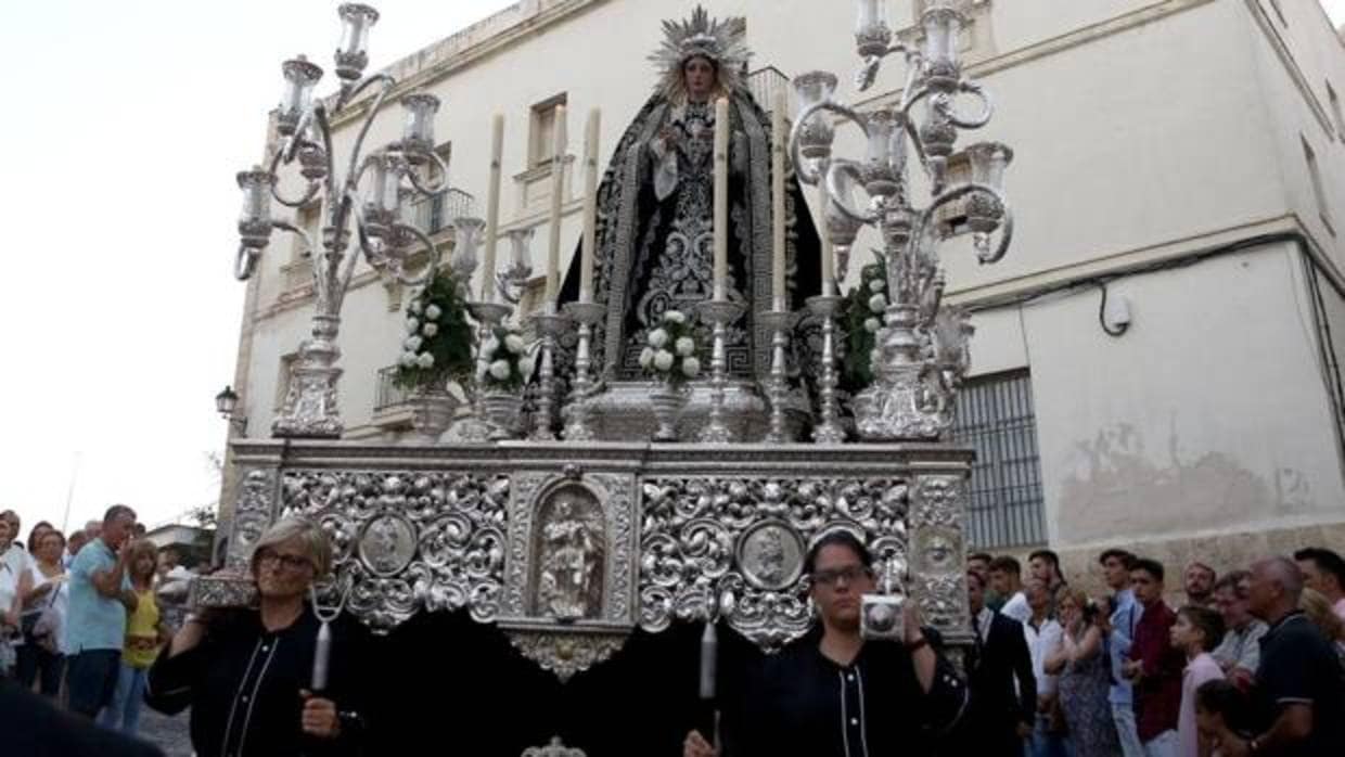 La cuadrilla de mujeres de la Virgen de la Soledad de Cádiz, durante el traslado