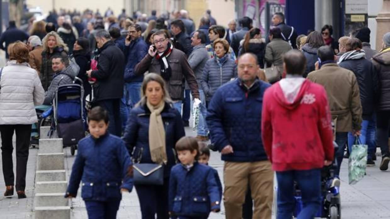 Gente paseando por el centro de la capital de Córdoba