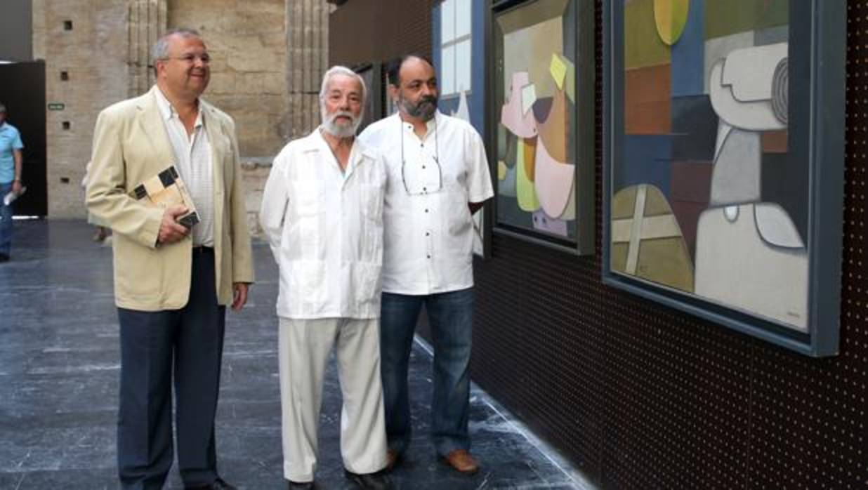 Pepe Morales (centro) en una exposicón sobre su trayectoria en 2015