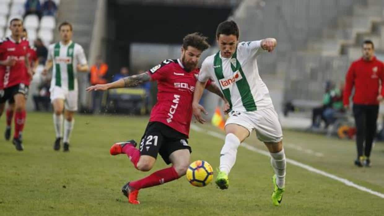 Sasa Jovanovic intenta marcharse de Chus Herrero durante el partido ante el Albacete