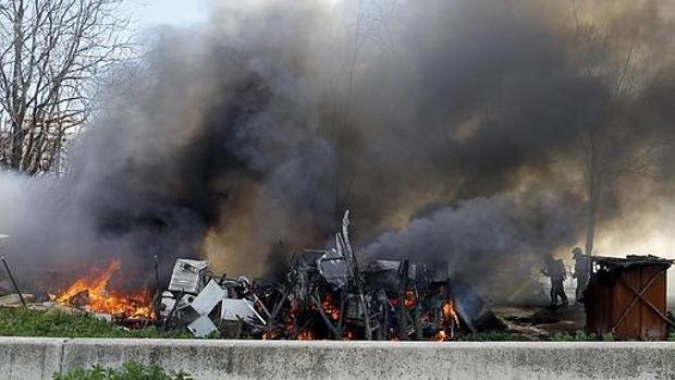 Arde el campamento rumano del Cordel de Écija en Córdoba