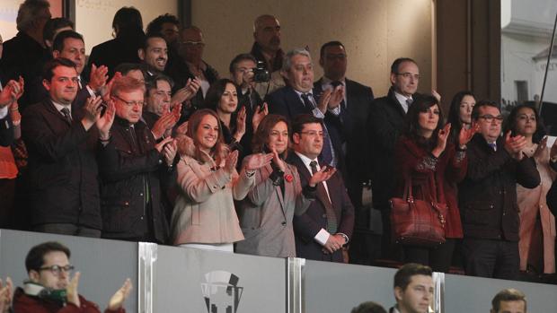 El palco del estadio El Arcángel se llena de autoridades para arropar a Jesús León, ovacionado por la grada