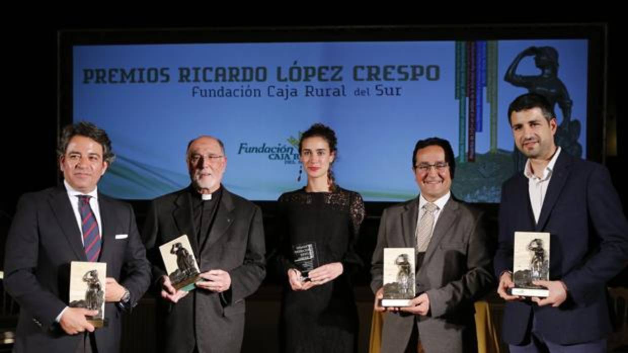 Los galardonados posan con los premios Ricardo López Crespo en sus manos