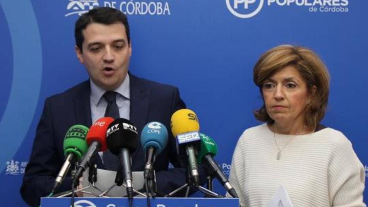 José María Bellido y María Jesús Botella (PP) en una rueda de prensa