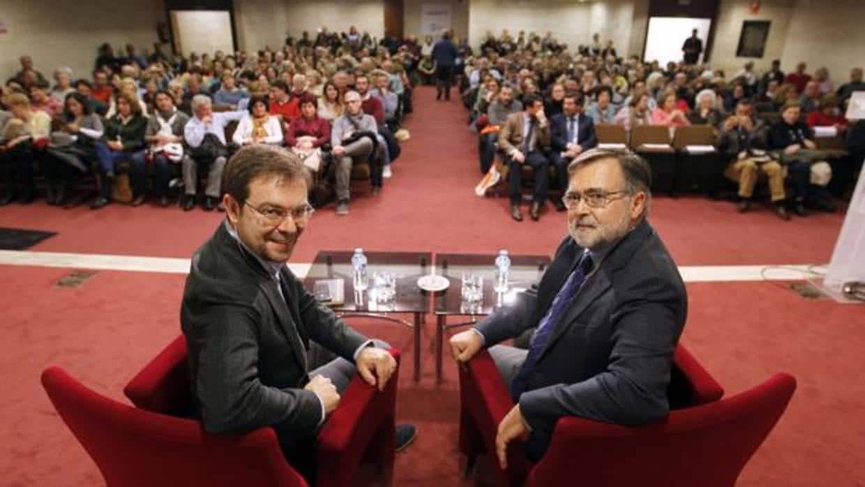 Javier Sierra y José Calvo Poyato en el Foro de ABC Córdoba y Cajasur