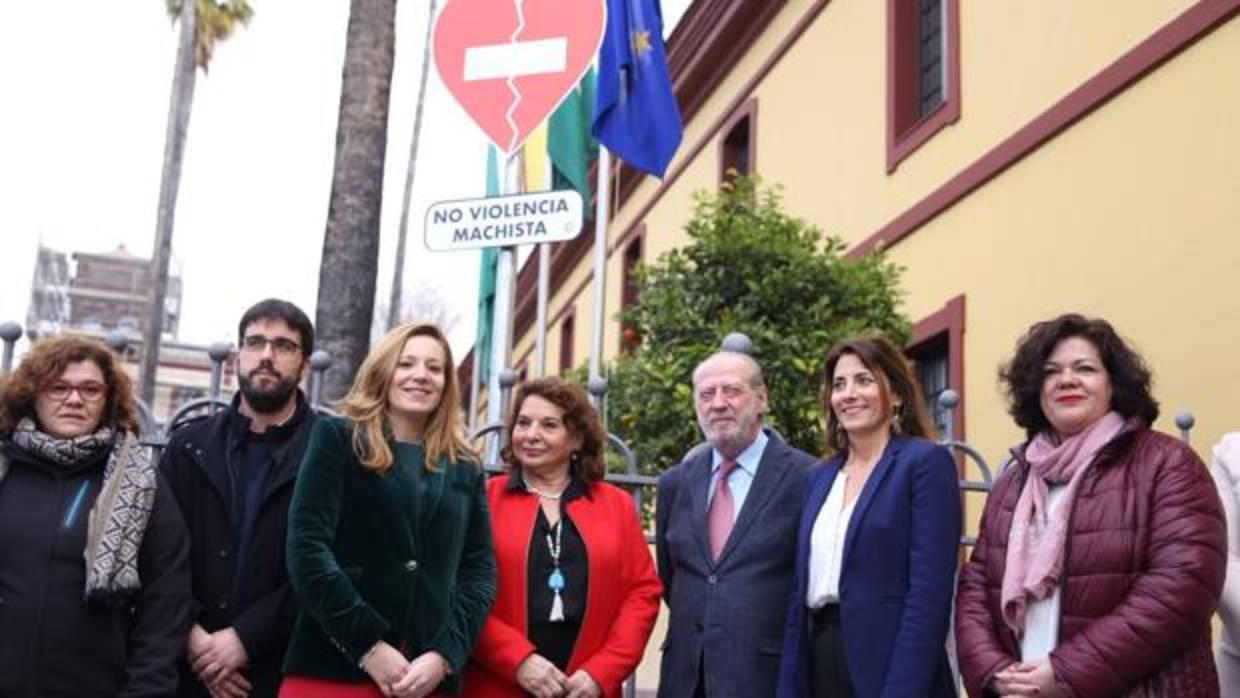 La diputada malagueña Ana Mata (segunda por la derecha) junto al presidente de la Diputación sevillana