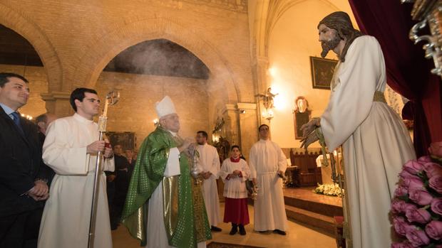 El obispo bendice el Señor de la Bondad de Córdoba