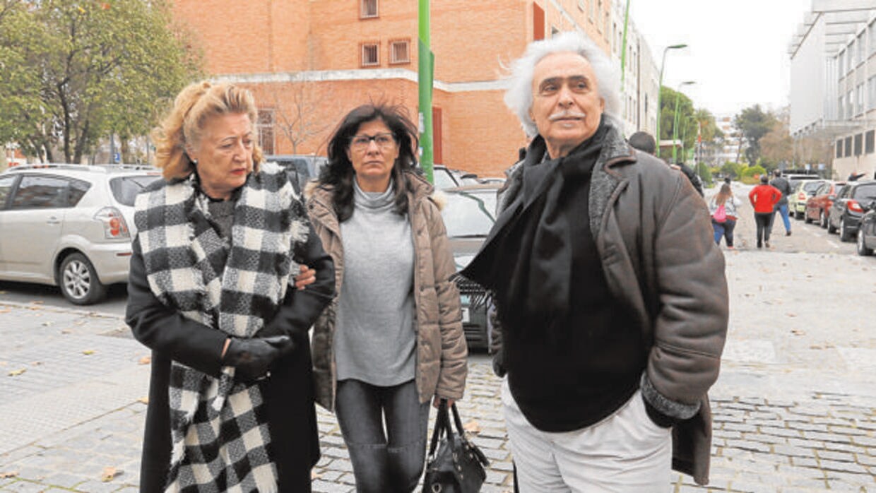 Rafael Gómez acompañado por su familia tras conocer la sentencia