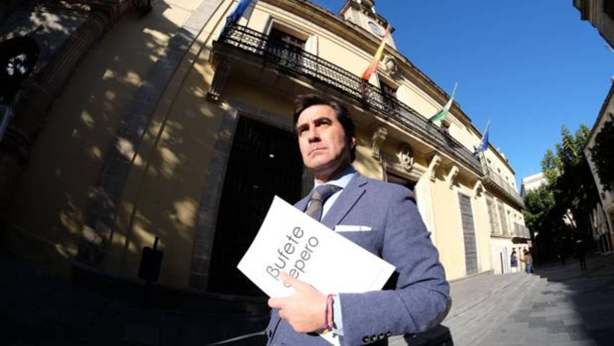 El abogado José Cepero, a las puertas del Ayuntamiento de Jerez