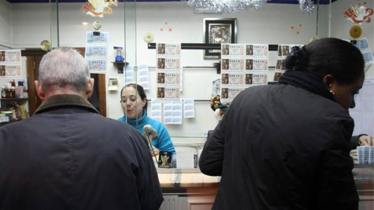 El lotero había dejado los décimos en un bolso que compró y luego devolvió