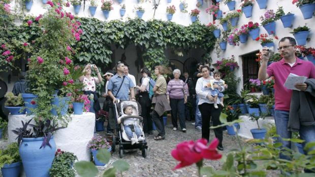 Visitantes en un patio de San Basilio