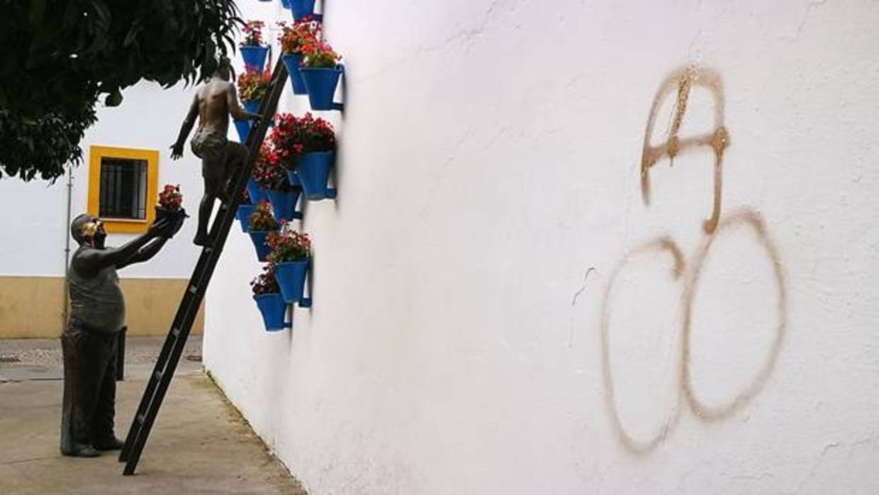 Pintadas en el monumento a los Patios en San Basilio