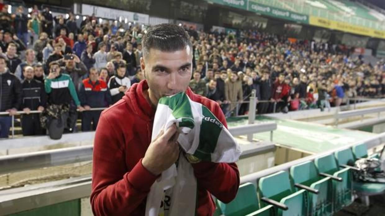 José Antonio Reyes besa el escudo del Córdoba CF