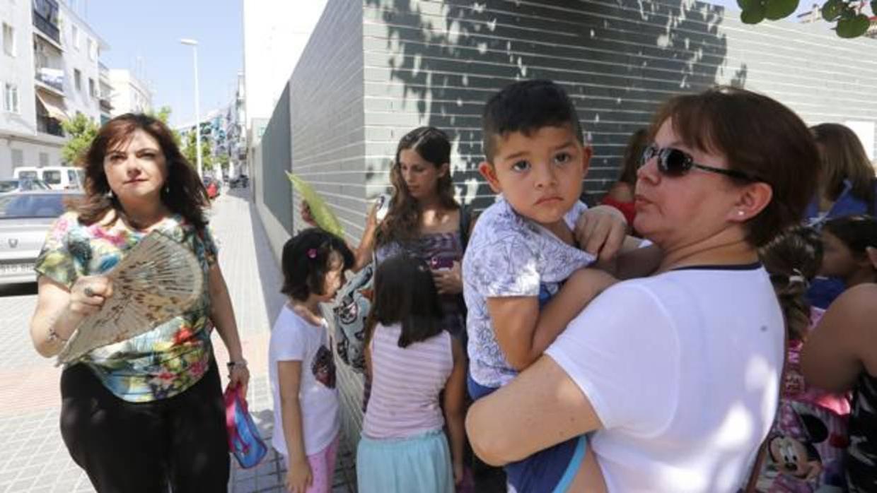 Padres a las puertas de un colegio el pasado mes de junio