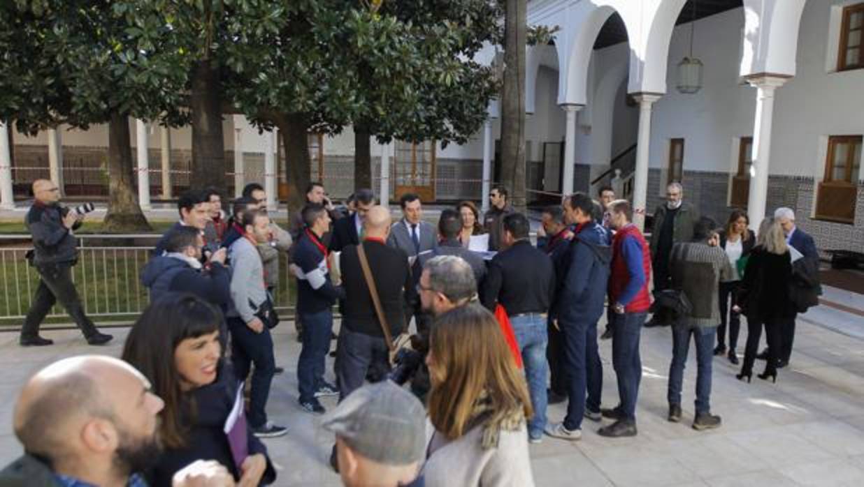 Susana Díaz, Juanma Moreno y Teresa Rodríguez coincidieron en el patio del Parlamento