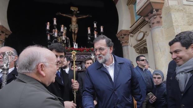 Rajoy acompaña a la Expiración en su regreso a San Pablo