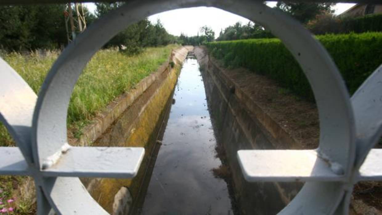 Canal del Guadalmellato a su paso por la avenida del Brillante