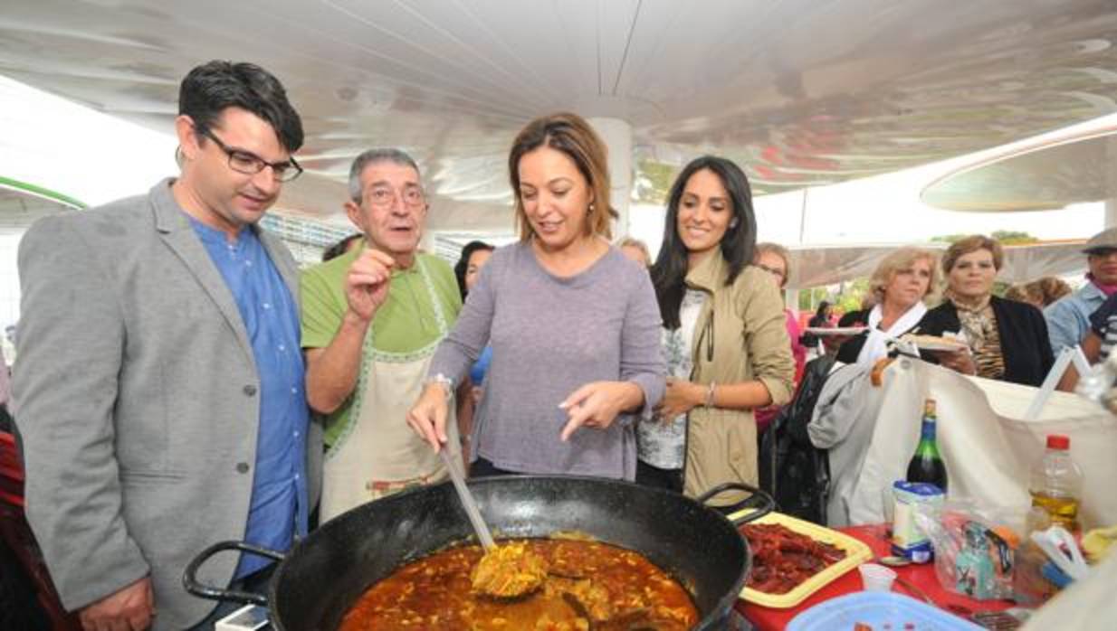 La alcaldesa con un perol, una de las costumbres culinarias más castizas de la sociedad cordobesa
