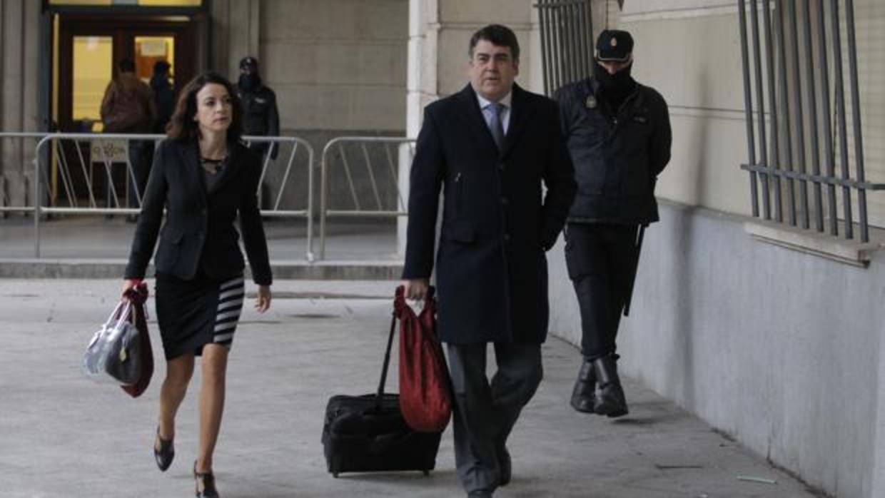 Lourdes Fuster y Luis García Navarro, abogados del PP llegando a la Audiencia de Sevilla