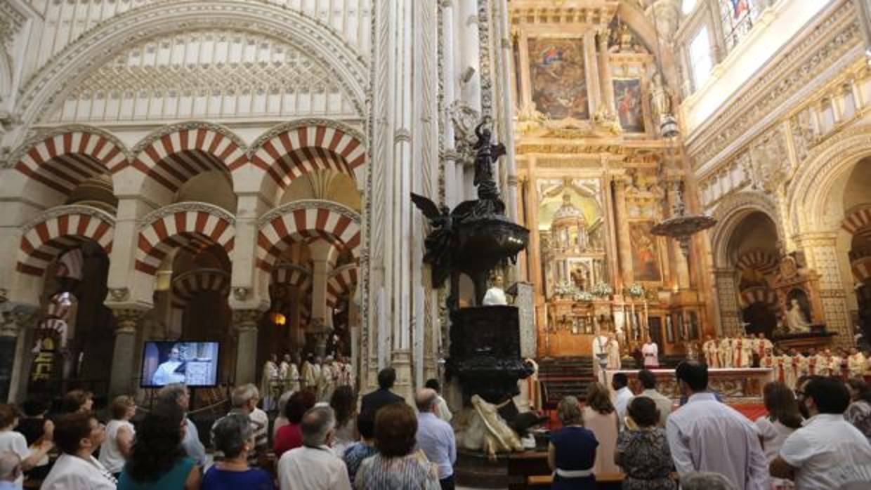 Mayor Zaragoza, junto a la alcaldesa y Carmen Calvo, que es miembro de la comisión