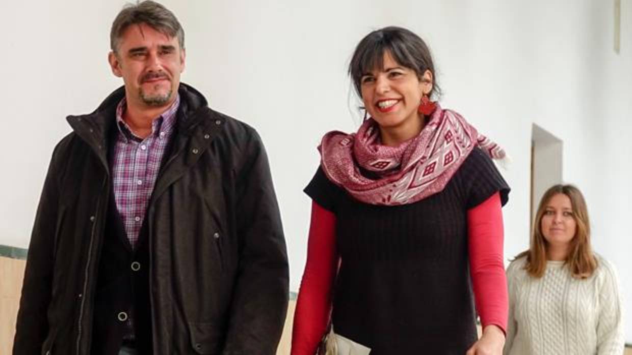 Teresa Rodríguez junto a Juan Moreno Yagüe en el Parlamento de Andalucía