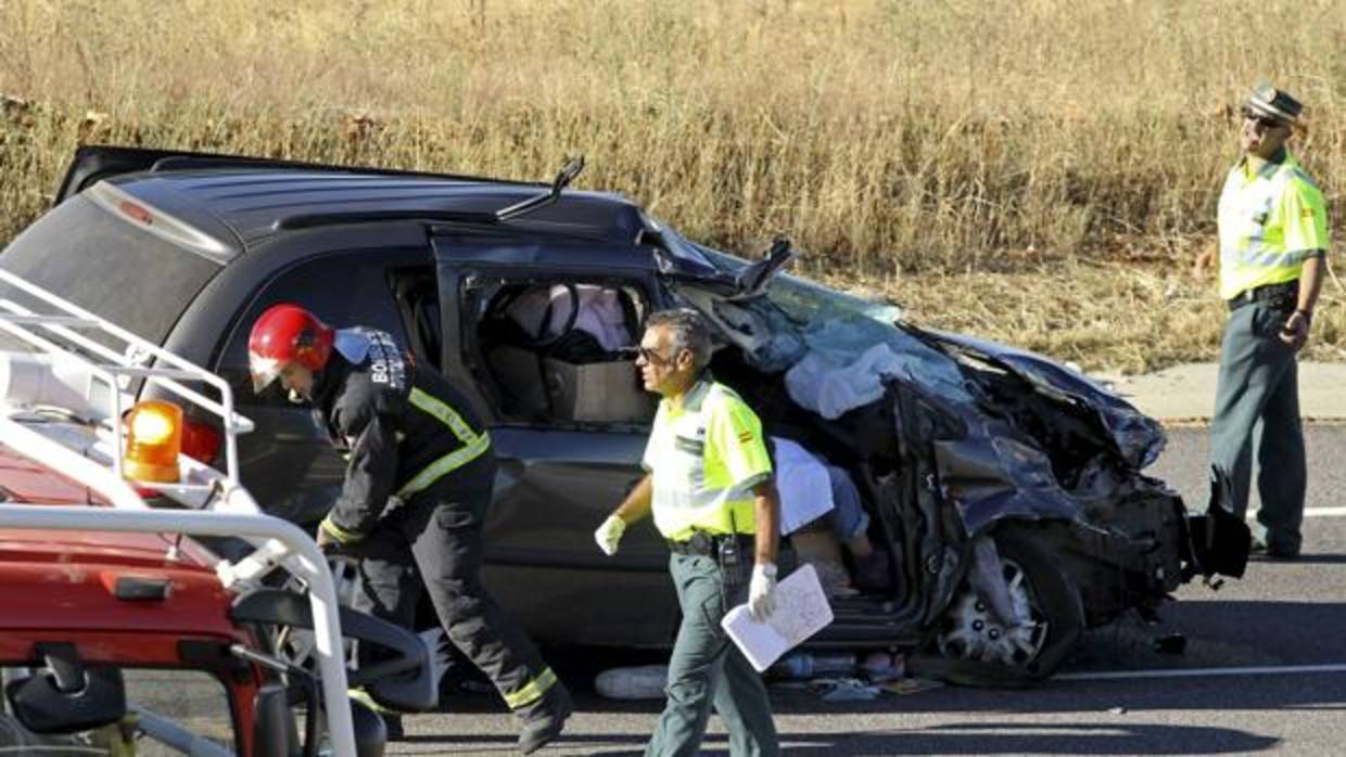 Muere un joven y dos heridos tras un choque de tres vehículos en una localidad de Málaga
