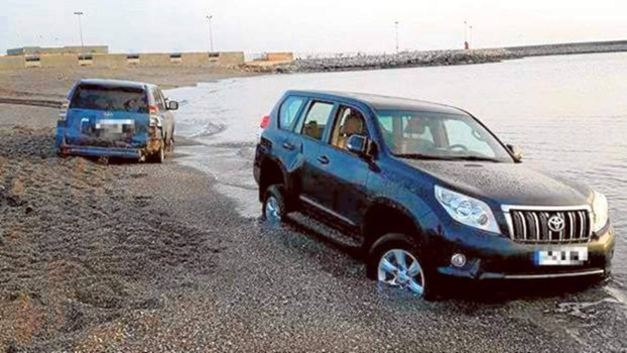 El miércoles hubo una embestida de un coche que cargaba droga en la playa contra otro de la Guardia Civil