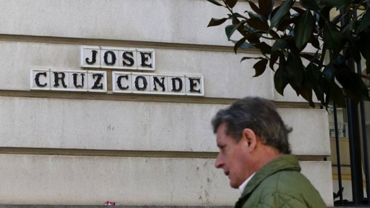 Un ciudadano delante de un rótulo con el nombre de José Cruz Conde