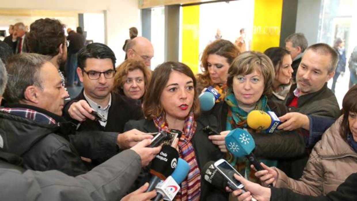 Elena Cortés rodeada de periodistas