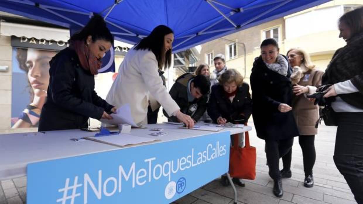 Arranque de la campaña de recogida de firmas del PP en Córdoba
