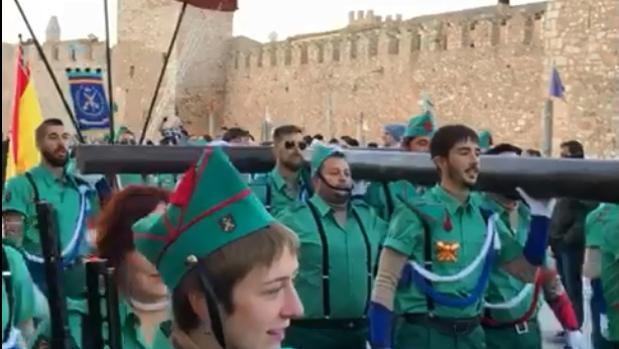 Jóvenes de Tarragona con lazos amarillos parodian a la Legión y a su Cristo de Mena de Málaga