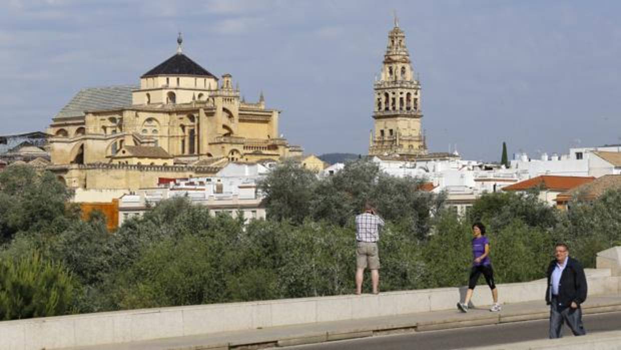 La Mezquita-Catedral vista desde la otra orilla del Guadalquivir