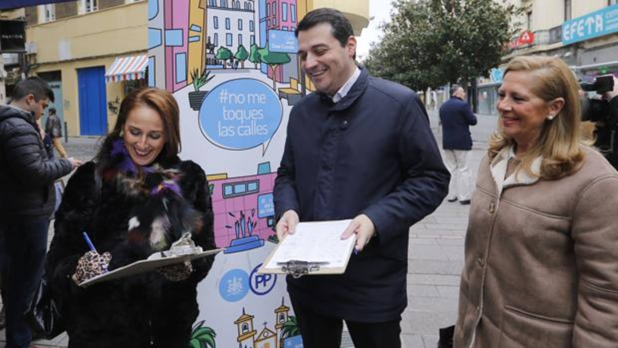 José María Bellido recogiendo firmas para evitar el cambio de nombre de cinco calles cordobesas
