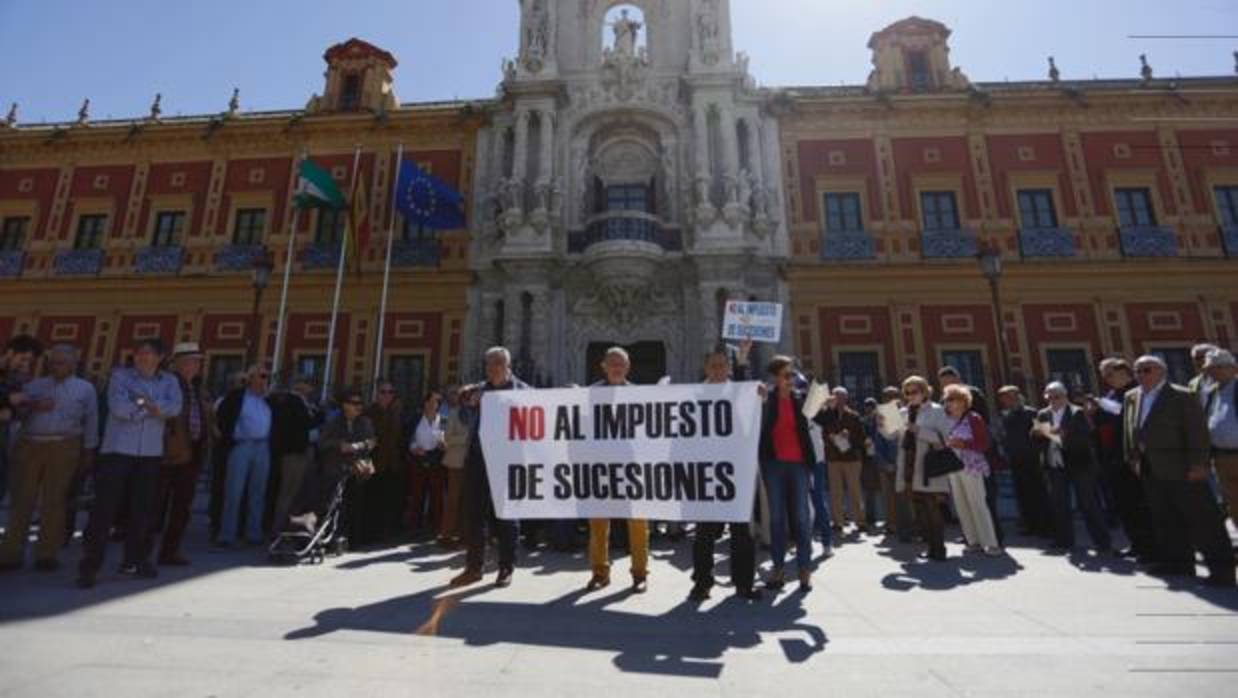Imagen de manifestantes contra este tributo a las puertas de San Telmo en Sevilla