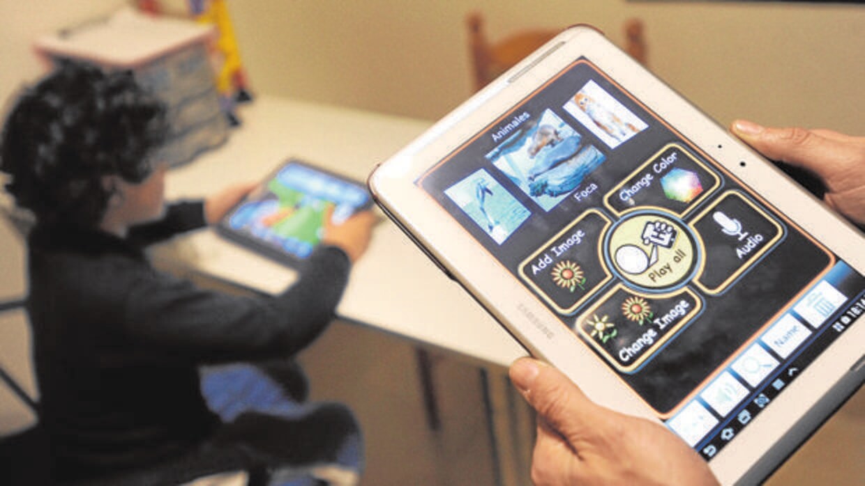 Un niño se educa a través de una tablet